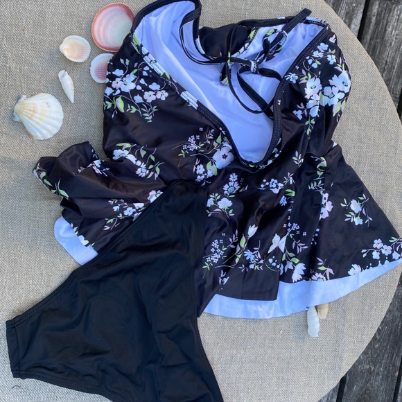 Sweet Floral print Halter Tankini with Peplum Black Bottoms - Picture 3 of 16